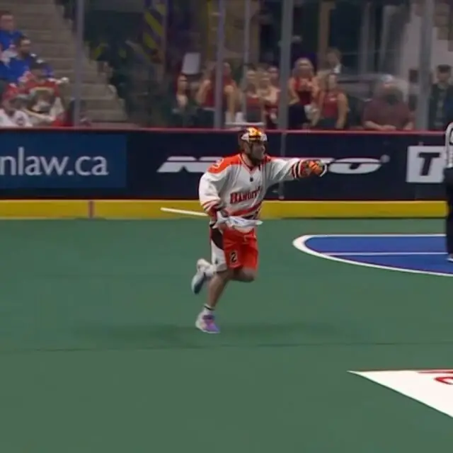 WILD sequence 👀🤯 Toronto thinks they net one past Vinc ➡️ It’s waived off ➡️ Cloutier scores in transition.

@nllbandits