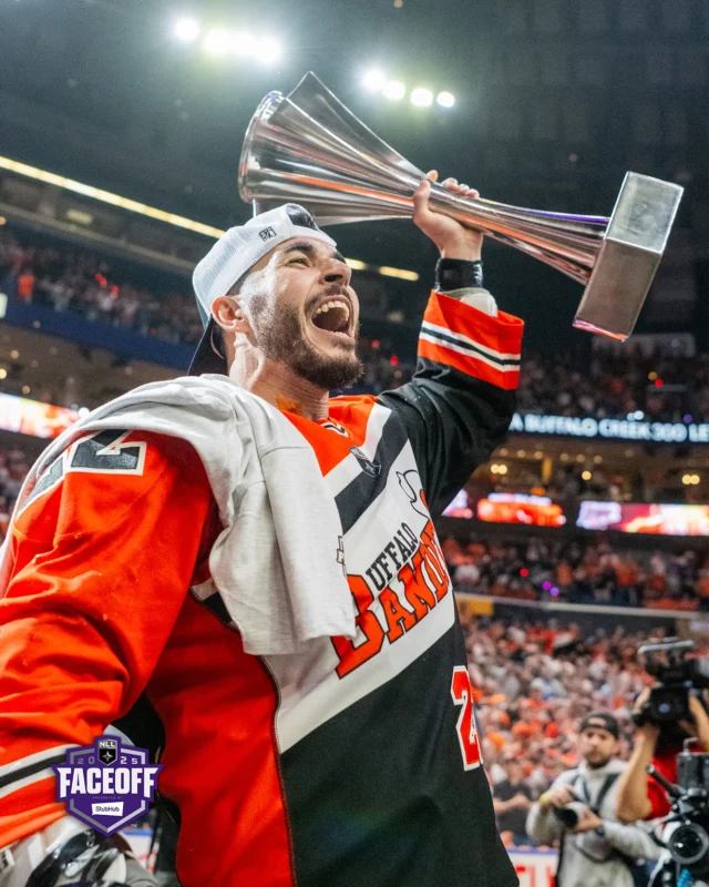 For the third consecutive year, the @nllbandits are raising the banner! 👏

Stream the Banner Raising Ceremony tonight at 7:15 PM ET on ESPN+, NLL+ and TSN+.

📺: @StubHub NLL Faceoff: Georgia vs. Buffalo